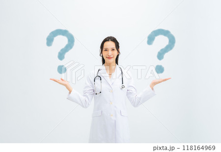 二つのものを比べる女性医師 118164969