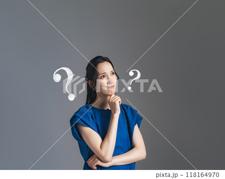 暗闇で悩む女性 118164970