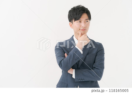考え事をするビジネスマン 118165005