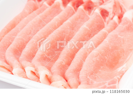 食品トレイに入った薄切りの豚ロースのクローズアップ 118165030