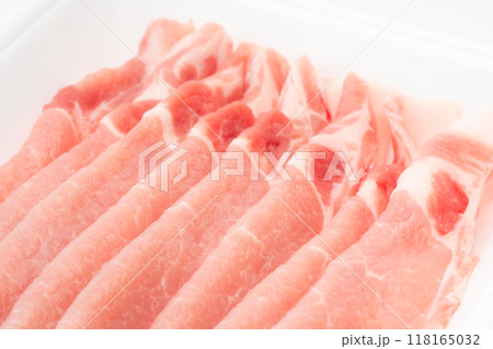 食品トレイに入った薄切りの豚ロースのクローズアップ 118165032
