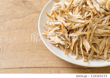 dried small crispy fish 118165215
