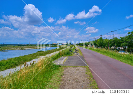 東京都調布市多摩川の府中多摩川かぜのみち(多摩川サイクリング道)から稲城大橋と北多摩一号水門方面を見 東京都調布市多摩川の府中多摩川かぜのみち(多摩川サイクリング道)から稲城大橋と北多摩一号水門方面を見 118165513
