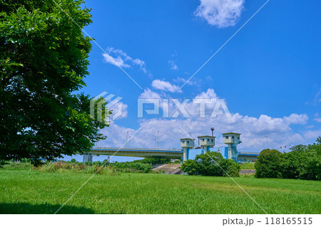 東京都府中市押立町の多摩川河川敷から稲城大橋と北多摩一号水門を見る 東京都府中市押立町の多摩川河川敷から稲城大橋と北多摩一号水門を見る 118165515