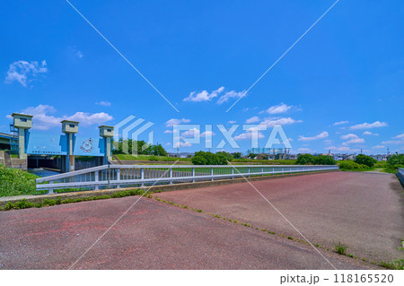 東京都府中市押立町の多摩川河川敷から稲城大橋と北多摩一号水門を見る 東京都府中市押立町の多摩川河川敷から稲城大橋と北多摩一号水門を見る 118165520