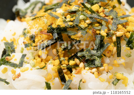 のりたまごのふりかけご飯のクローズアップ のりたまごのふりかけご飯のクローズアップ 118165552
