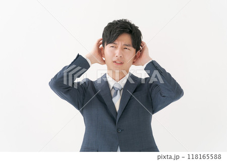 頭を抱えるビジネスマン 118165588