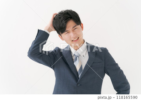 頭を抱えるビジネスマン 118165590