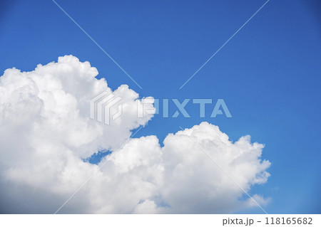 秋の空 青空 晴れ 空素材 9月 118165682