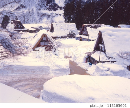 「世界文化遺産」五箇山、菅沼合掌造り集落の雪景色/国指定重要伝統的建造物群保存地区/国指定史跡 「世界文化遺産」五箇山、菅沼合掌造り集落の雪景色/国指定重要伝統的建造物群保存地区/国指定史跡 118165691
