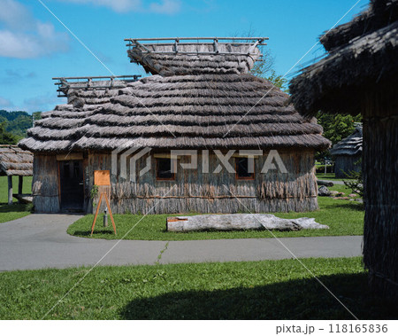 伝統的な茅葺家屋の外観 — 二風谷コタン (北海道) 伝統的な茅葺家屋の外観 — 二風谷コタン (北海道) 118165836
