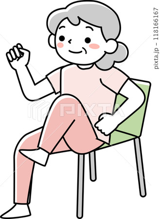 椅子に座って運動するシニア女性 118166167