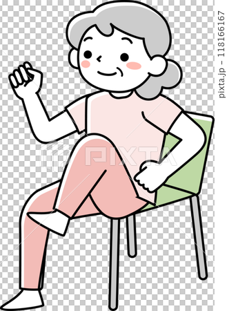 椅子に座って運動するシニア女性 118166167