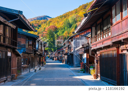 秋の奈良井宿 118166192