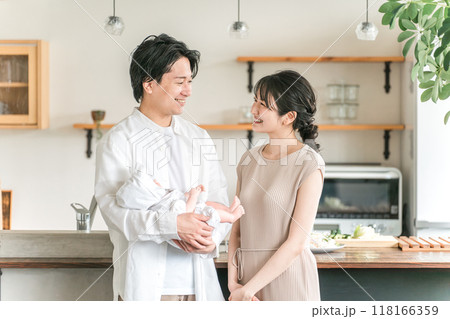 赤ちゃんと若い日本人夫婦・幸せな結婚生活・新婚 118166359