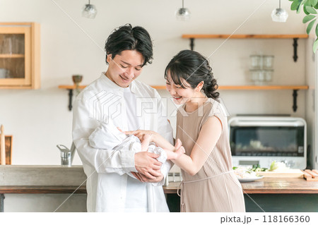 赤ちゃんと若い日本人夫婦・幸せな結婚生活・新婚（産褥期） 118166360