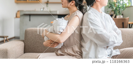 赤ちゃんの子育て・育児で喧嘩する夫婦・カップル 118166363