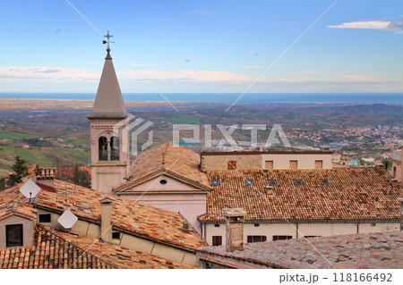イタリアの中のサンマリノ共和国　ティターノ山麓の世界遺産ボルゴマッジョーレ旧市街とアドリア海の景色 118166492