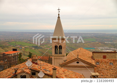 イタリアの中のサンマリノ共和国　ティターノ山麓の世界遺産ボルゴマッジョーレ旧市街とアドリア海の景色 118166493
