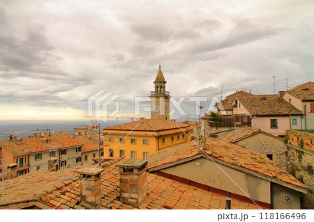 イタリアの中のサンマリノ共和国　ティターノ山麓の世界遺産ボルゴマッジョーレ旧市街とアドリア海の景色 118166496