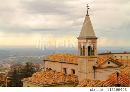 イタリアの中のサンマリノ共和国　ティターノ山麓の世界遺産ボルゴマッジョーレ旧市街とアドリア海の景色 118166498