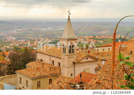 イタリアの中のサンマリノ共和国 ティターノ山麓の世界遺産ボルゴマッジョーレ旧市街とアドリア海の景色 イタリアの中のサンマリノ共和国 ティターノ山麓の世界遺産ボルゴマッジョーレ旧市街とアドリア海の景色 118166499