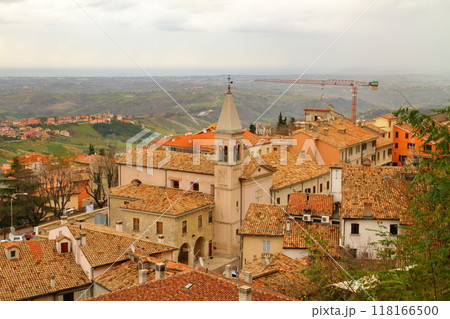 イタリアの中のサンマリノ共和国　ティターノ山麓の世界遺産ボルゴマッジョーレ旧市街とアドリア海の景色 118166500