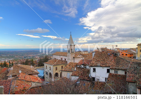 イタリアの中のサンマリノ共和国　ティターノ山麓の世界遺産ボルゴマッジョーレ旧市街とアドリア海の景色 118166501