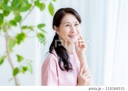 スキンケアをするシニア女性 スキンケアをするシニア女性 118166531
