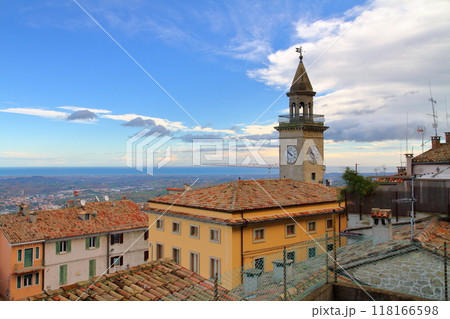 イタリアの中のサンマリノ共和国　ティターノ山麓の世界遺産ボルゴマッジョーレ旧市街とアドリア海の景色 118166598
