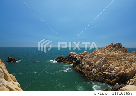 Rocky beach scenery with ocean horizon 118166655