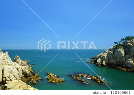 Rocky beach scenery with ocean horizon 118166661