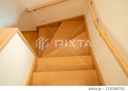 一戸建て住宅の階段 118166702