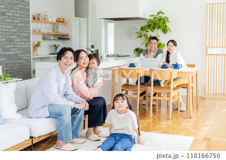 リビングでくつろぐ三世代家族 リビングでくつろぐ三世代家族 118166750