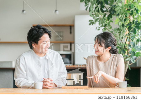 住宅模型を見てマイホームの間取りを検討する若い夫婦(相談会・ハウスメーカー・一戸建て) 住宅模型を見てマイホームの間取りを検討する若い夫婦(相談会・ハウスメーカー・一戸建て) 118166863