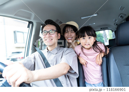 車で旅行に出かける家族イメージ 118166901