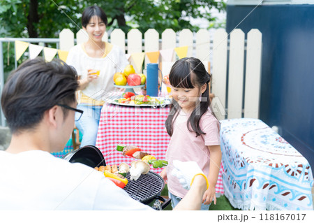 バーベキューを楽しむ家族 バーベキューを楽しむ家族 118167017