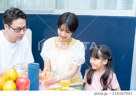 バーベキューを楽しむ家族 118167081