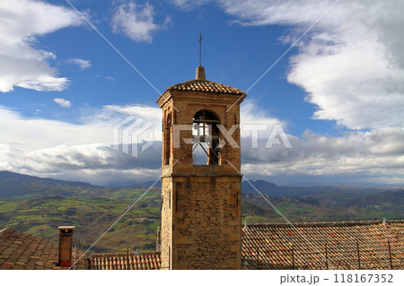 イタリアに囲まれたサンマリノ共和国　世界遺産ティターノ山の歴史地区の街並みと麓の丘陵地帯の眺め 118167352