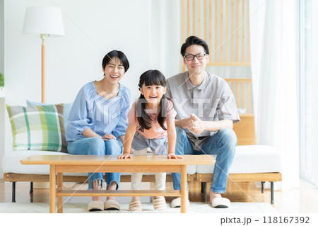 リビングでくつろぐ家族 118167392