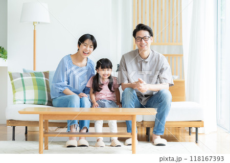 リビングでくつろぐ家族 リビングでくつろぐ家族 118167393