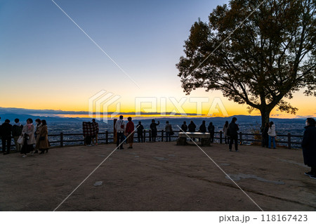 【奈良県】若草山の山頂から見える美しい夕景 【奈良県】若草山の山頂から見える美しい夕景 118167423