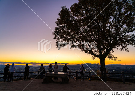 【奈良県】若草山の山頂から見える美しい夕景 【奈良県】若草山の山頂から見える美しい夕景 118167424