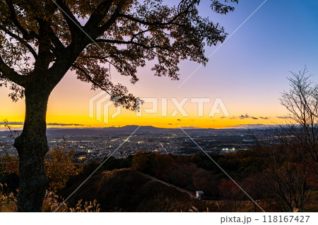 【奈良県】若草山の山頂から見える美しい夕景 【奈良県】若草山の山頂から見える美しい夕景 118167427