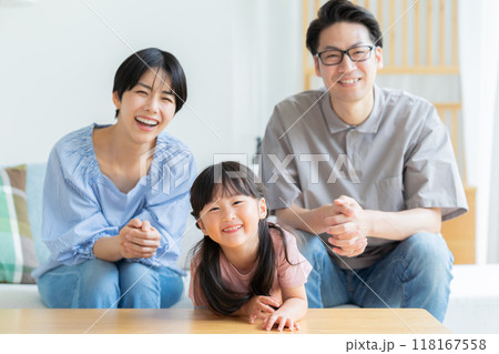 リビングでくつろぐ家族 リビングでくつろぐ家族 118167558