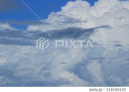 夏の青空に白い雲 118168120