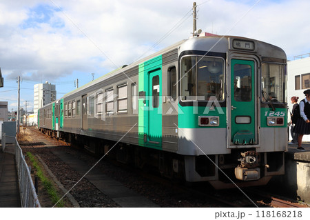 鳴門駅に到着する鳴門線1200形（徳島⇔鳴門） 118168218