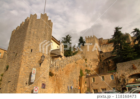 イタリアに囲まれたサンマリノ共和国　世界遺産ティターノ山のサンマリノ歴史地区の城壁と中世の街並み 118168473