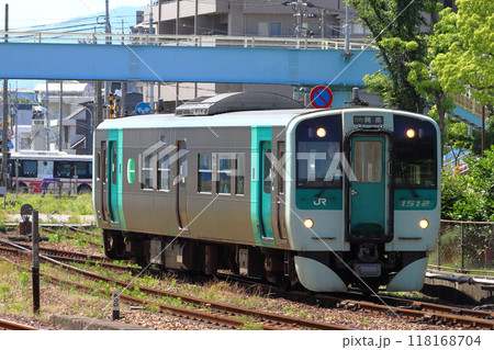 徳島駅に到着する徳島線・牟岐線1500形（阿波池田発阿南行） 118168704