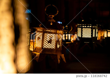 【奈良県】夜の暗闇に浮かぶたくさんの灯籠が綺麗な春日大社 118168742